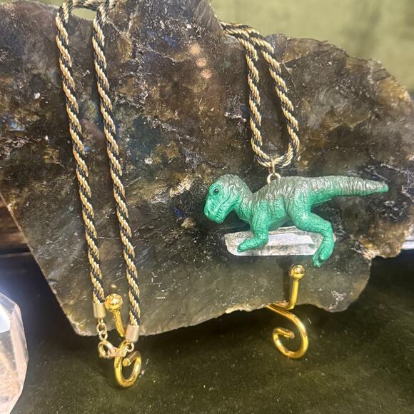 Upcycled vintage dinosaur necklace with clear quartz on gold chain. - Picture 3 of 5